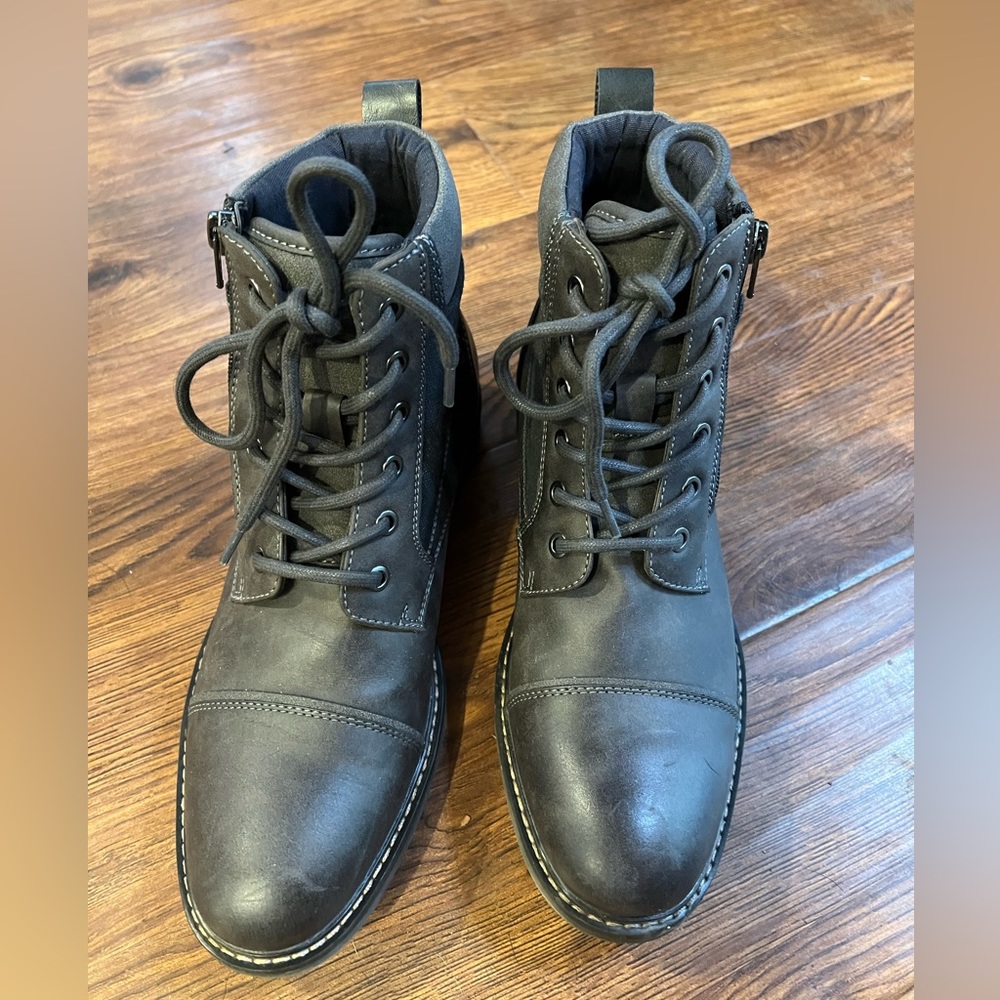 Men’s Sonoma boots.Size 8 1/2
